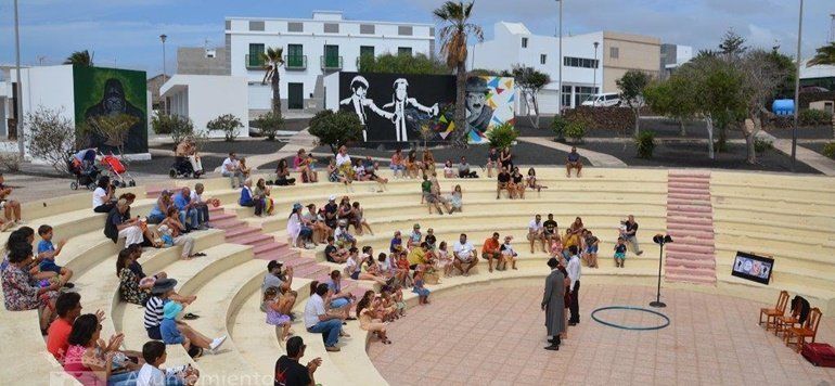 'Pavonéate en Familia' volvió a la plaza de Tías con teatro para niños y adultos