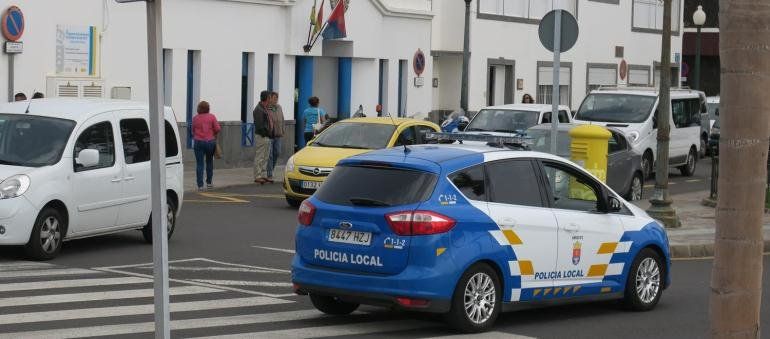 La Policía Local de Arrecife inmoviliza a un camión con matrículas extranjeras caducadas desde 2004