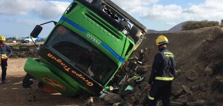 Un camión se sale de la carretera y vuelca cerca del Monumento al Campesino