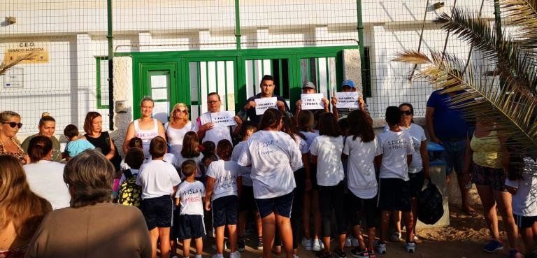 Los niños del colegio de La Graciosa entran a clase tras la llegada del profesor titular