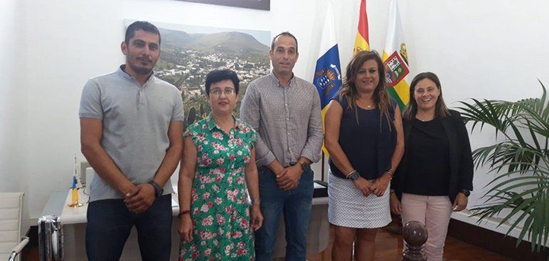 El alcalde de Haría analiza la realidad educativa del municipio con la nueva viceconsejera regional