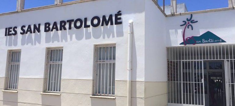 Padres del IES de San Bartolomé denuncian que Educación ha dejado a sus hijos sin transporte escolar