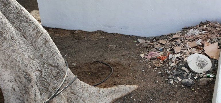 El PP denuncia la aparición de "pequeñas zonas de escombros" en jardines y solares de Playa Honda