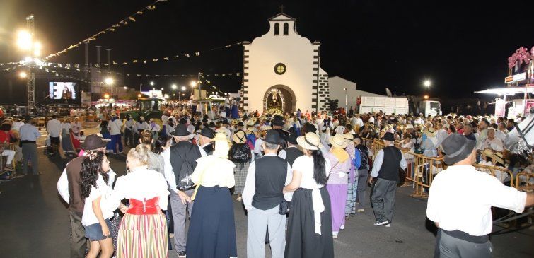Miles de personas acuden a La Romería de Los Dolores para venerar a su patrona