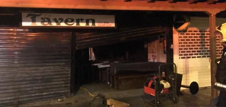 Los bomberos apagan el incendio de un pub en Puerto del Carmen