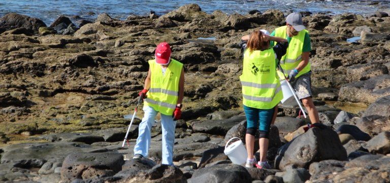 Voluntarios recogen cientos de colillas de la playa de Playa Blanca y su entorno