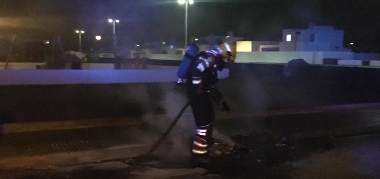 Los bomberos apagan el incendio de un contenedor en Playa Blanca