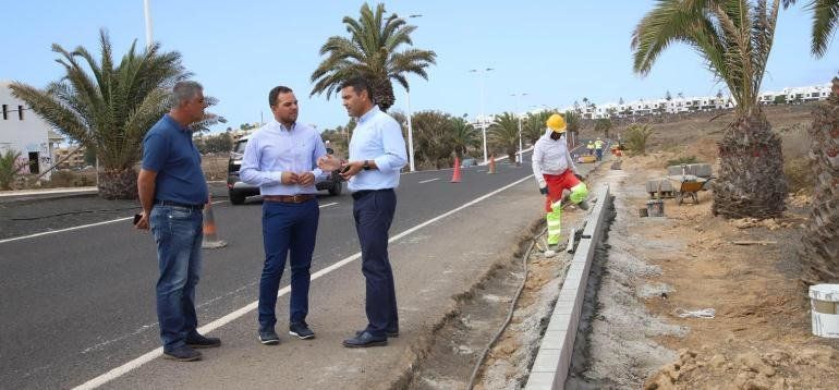 El Cabildo inicia las obras de construcción de aceras en la Avenida de Las Palmeras de Costa Teguise