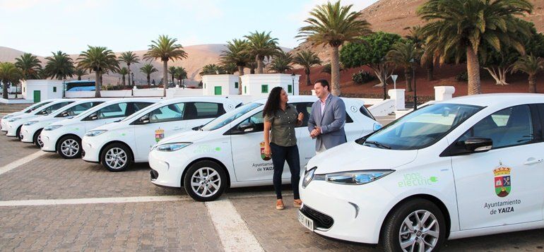 El Ayuntamiento de Yaiza incorpora cuatro nuevos coches eléctricos a la flota municipal