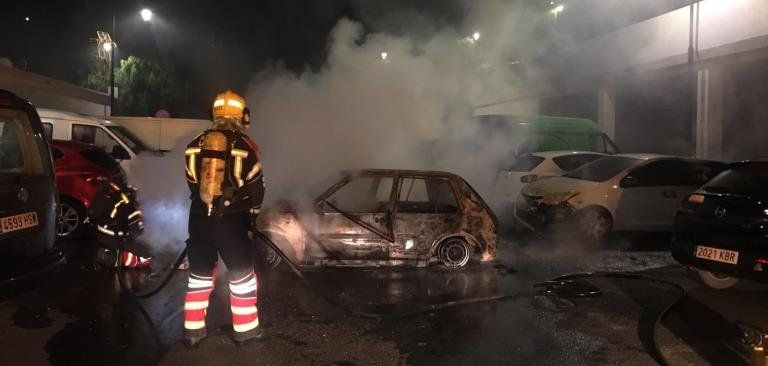 Arde un coche y afecta a otros cinco vehículos en Puerto del Carmen