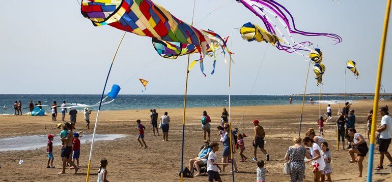 Playa Honda despide sus fiestas con hinchables acuáticos, fiesta del viento, conciertos y fuegos artificiales