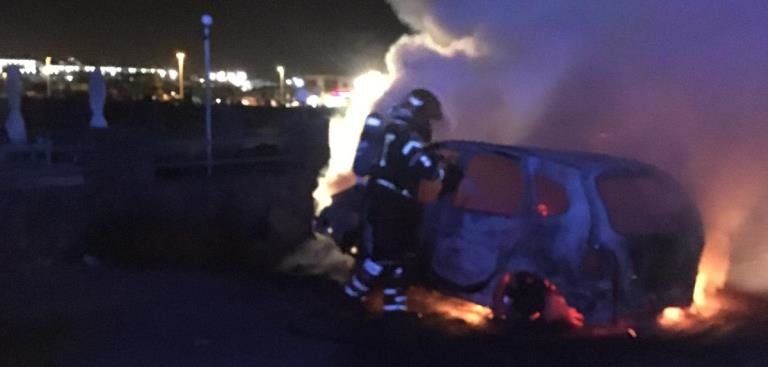 Los bomberos apagan el incendio de un coche en Playa Blanca