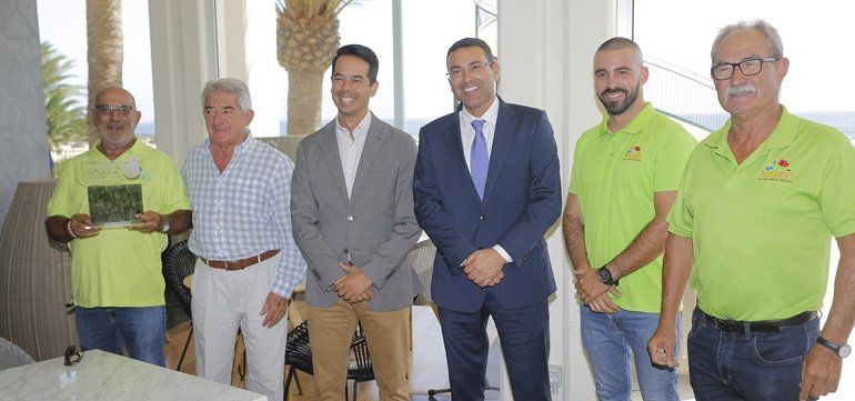 Teguise premia a Autos Famara, Benito González y los taxistas de Costa Teguise como Distinguidos del Turismo