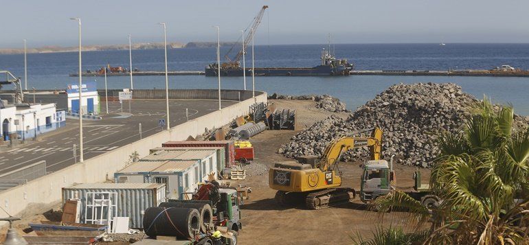 Imagen de la fase inicial de las obras del puerto de Playa Blanca en 2019