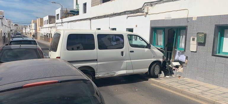 Una furgoneta acaba empotrada contra una casa de Titerroy tras chocar con un coche