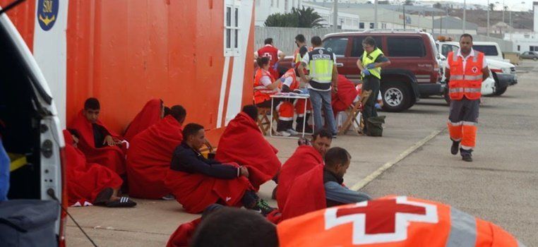 Dos años y medio de cárcel para dos patrones de una patera que llegó a Lanzarote con 29 inmigrantes