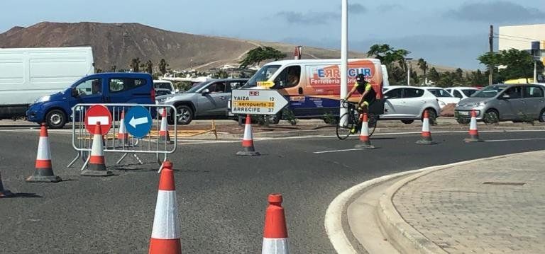 Quejas por los atascos en Playa Blanca por el corte de carreteras por el Ironman 70.3