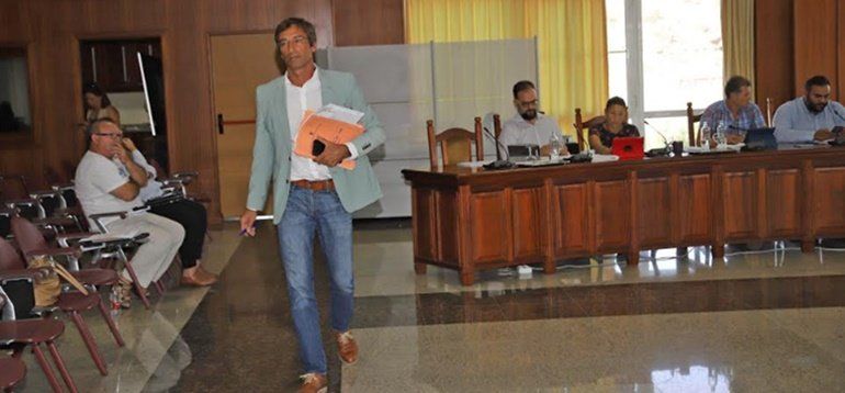 La presidenta expulsa a Pedro San Ginés del Pleno tras advertirle tres veces de que no tenía la palabra