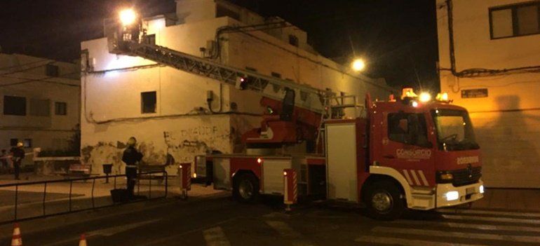 Los bomberos intervienen por una caída de cascotes de una vivienda de Valterra