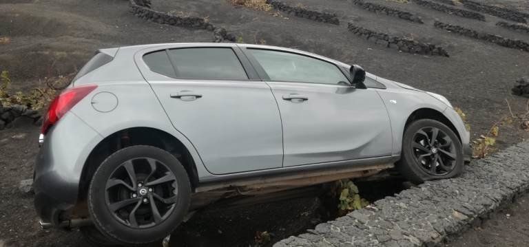 Un vehículo se sale de la vía y vuelca en la carretera de la Geria