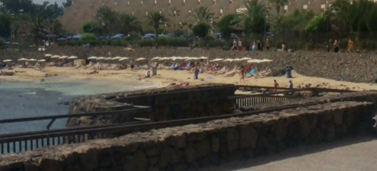 Cs pide al Ayuntamiento de Teguise que aumente el control sobre las hamacas de la playa del Jablillo