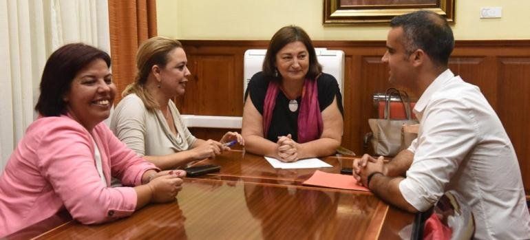 Tejera se reúne con la consejera canaria de Educación para exigir financiación para el CEIP El Quintero