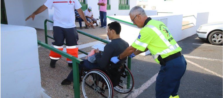 Arriba una patera a Caleta de Caballo con una treintena de inmigrantes, uno de ellos en silla de ruedas