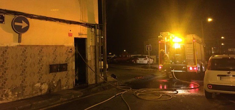 Sofocan un incendio en una vivienda abandonada de Arrecife