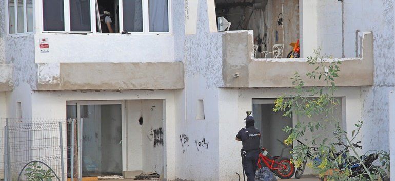 Operación policial en una vivienda de un complejo de apartamentos de Puerto del Carmen