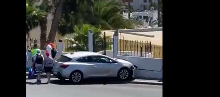 Un vehículo se sale de la vía y choca contra un muro en Puerto del Carmen