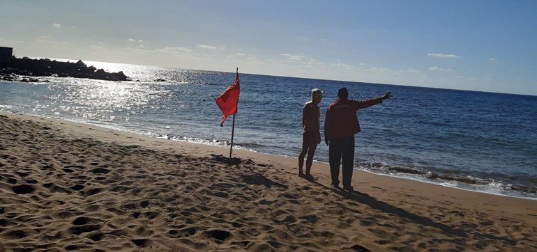 Bandera roja por medusas en la playa situada frente al Hotel Fariones de Puerto del Carmen