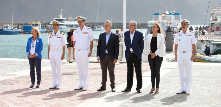 Torres celebra un día histórico en La Graciosa con la primera escala del Juan Sebastián Elcano
