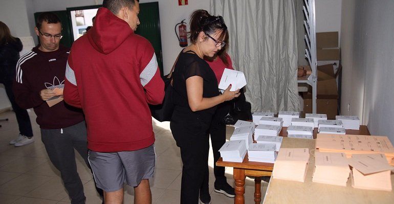 La participación durante la mañana cae casi cuatro puntos en Lanzarote respecto a las pasadas elecciones