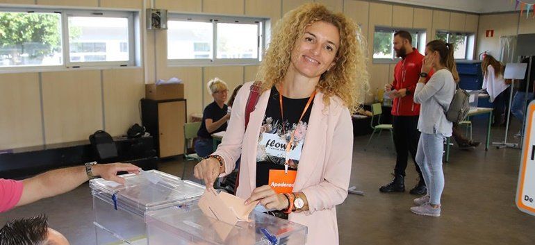 Noemí del Pino, votando en las elecciones al Senado en las que fue candidata de Ciudadanos