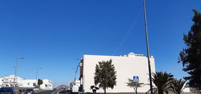 Arrecife comienza a instalar las luces navideñas y saca a licitación la organización de la Cabalgata de Reyes