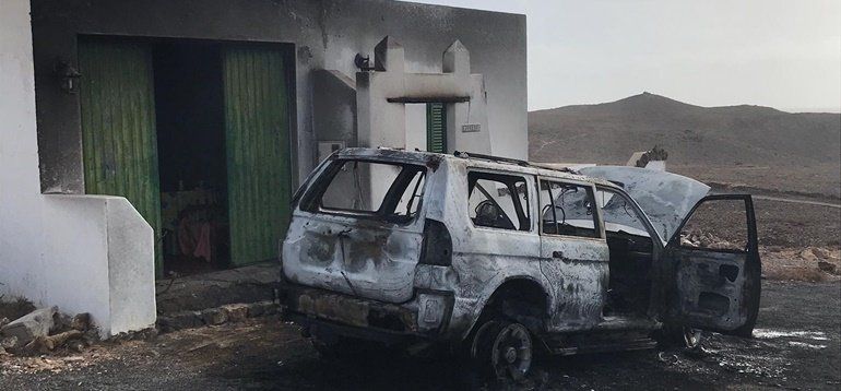 Rescatan a una mujer de una vivienda de Los Ancones tras incendiarse un vehículo en la puerta