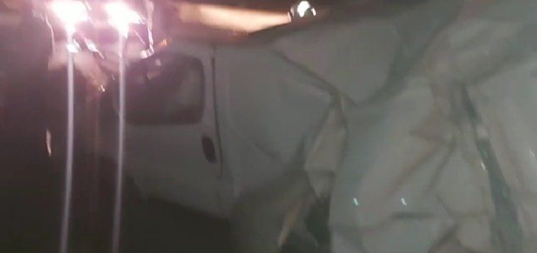 Los bomberos rescatan a dos personas atrapadas en una furgoneta tras chocar contra un vehículo