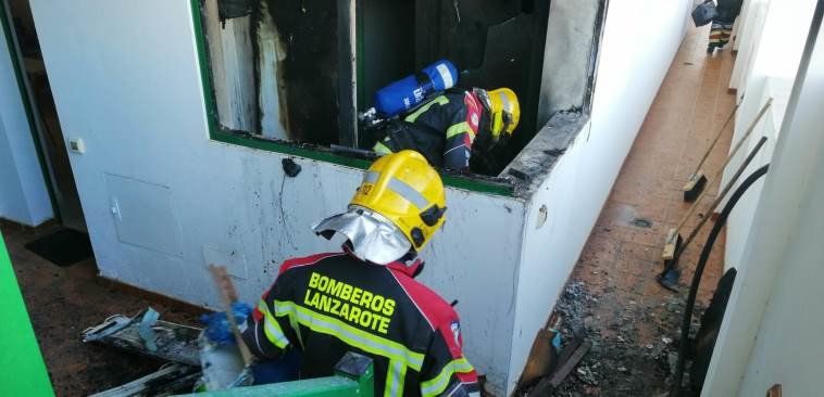 Los bomberos apagan el incendio de una vivienda en Yaiza