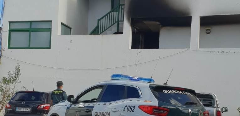 Un guardia civil tuvo que ser atendido por inhalación de humo tras el incendio de una vivienda en Yaiza