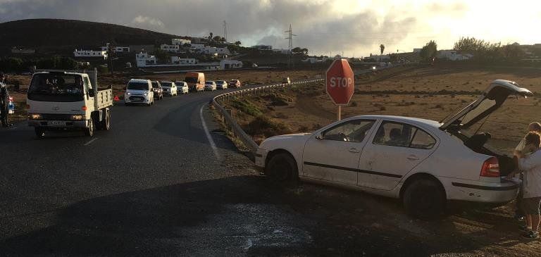 Un vehículo se sale de la carretera tras chocar contra la valla de protección en Las Casitas de Femés