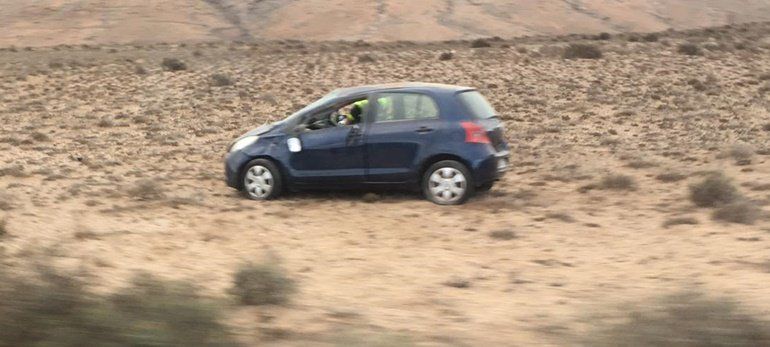 Herida una mujer tras salirse con su coche de la carretera a la salida de Famara