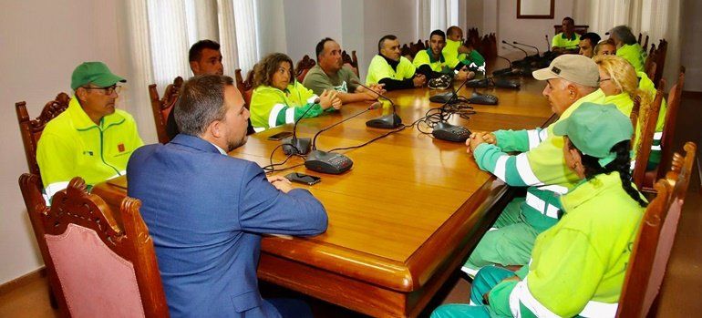 Los trabajadores de márgenes de carreteras agradecen el "buen talante" de Medina tras asegurar su subrogación