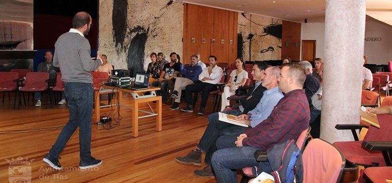 Tías celebra su primera mesa de trabajo con el sector turístico para "repensar" su modelo de destino