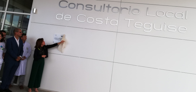 La consejera inaugura el consultorio de Costa Teguise y visita el espacio donde irá el búnker de radioterapia
