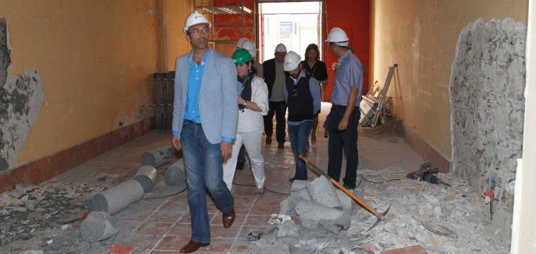 Pedro San Ginés visitando las primeras obras en la casa de la calle Fajardo Pedro San Ginés visitando las primeras obras en la casa de la calle Fajardo