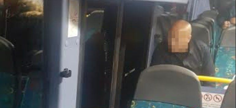 Un pasajero sufre un ataque de ansiedad en una guagua en Yaiza tras una rotura de cristales