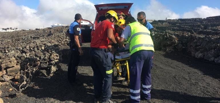 Los bomberos rescatan a una senderista de 77 años herida en el Volcán de la Corona