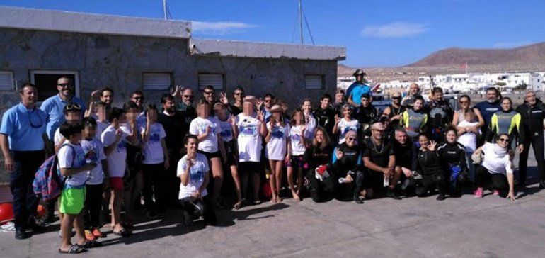 La Graciosa acogió una limpieza del fondo marino del puerto de Caleta de Sebo