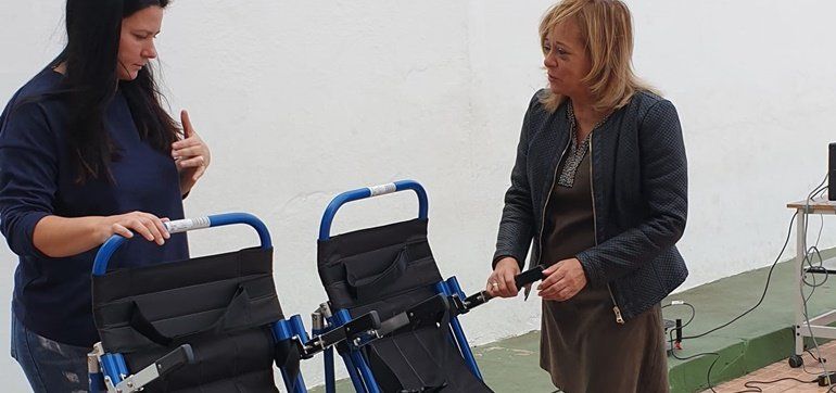 Arrecife dota al Colegio Capellanía del Yágabo de dos sillas para evacuación de estudiantes con discapacidad