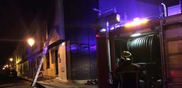 Los bomberos apagan de madrugada el incendio en una vivienda en Argana Alta